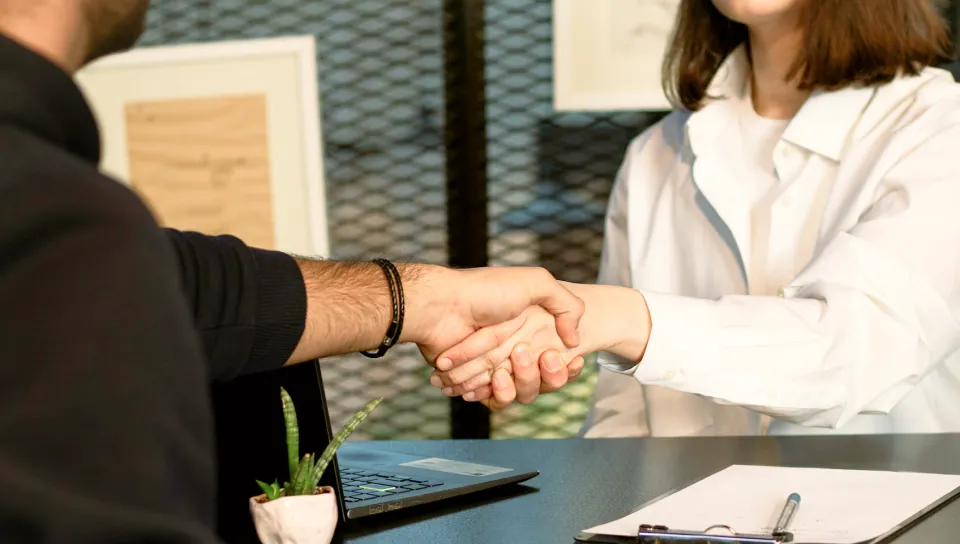 Poignée de main entre une homme et une femme symbolisant un accord et une bonne entente professionnelle, type embauche