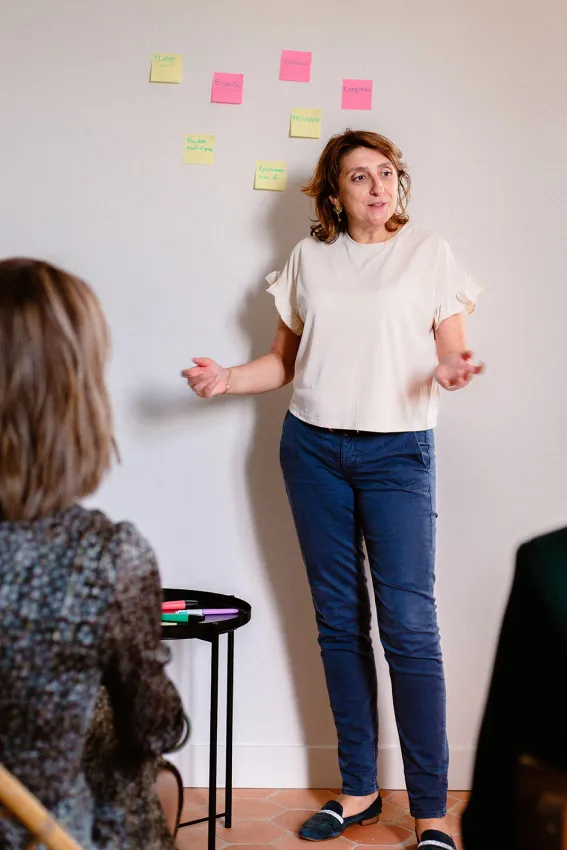 Céline Racle Alarcon pendant une conférence sur la neuro-diversité et neuroinclusion en entreprises